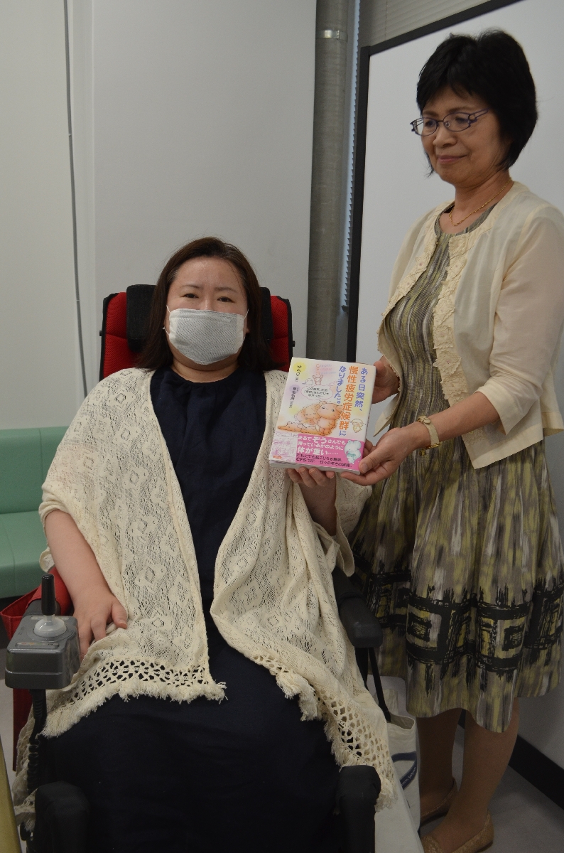 慢性疲労症候群の理解促進へ協力を呼び掛ける石川真紀さん=7月31日、青森県庁