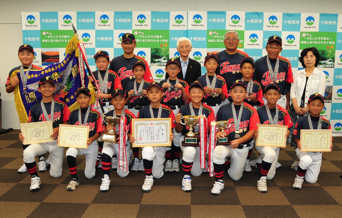 西日本小学生野球大会で準優勝した十和田スリー☆スターズの選手ら