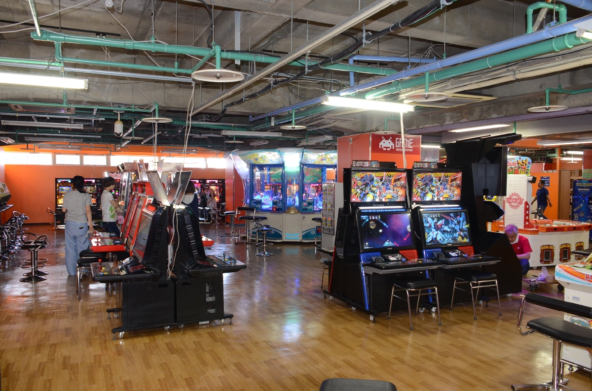 開店準備が進むゲームセンター=8日、八戸市三日町