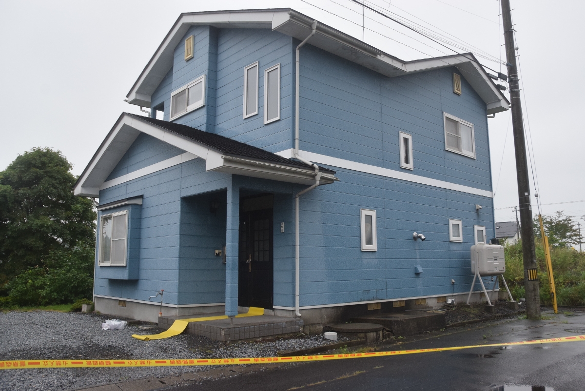 殺人未遂事件の現場となった住宅=10日午後3時50分ごろ、十和田市三本木西小稲