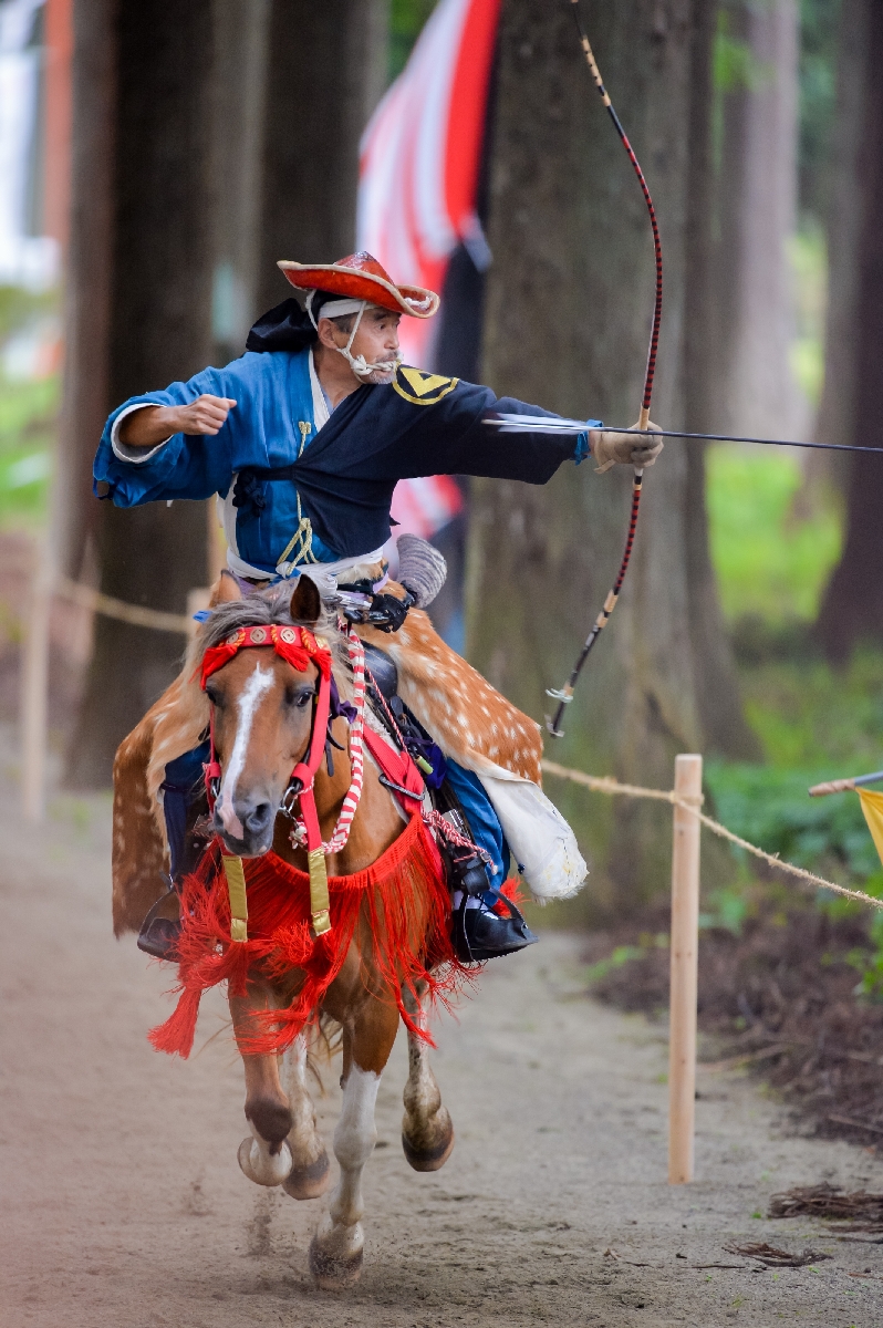 馬上から矢を射る騎手=11日午前10時半ごろ、八戸市の櫛引八幡宮