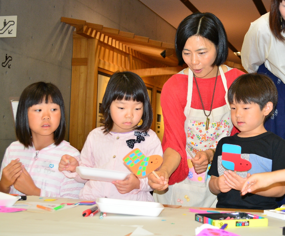 子どもたちと一緒に絵本に登場するキャラクターのマスコットを作るまつばらのりこさん