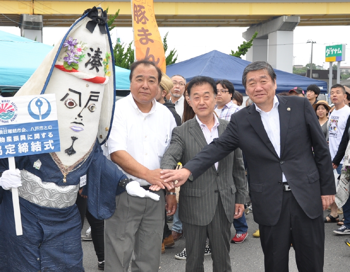 協定書に調印し、協力を確認する(右から)小林眞市長、塚原隆市理事長、慶長春樹理事長=11日、八戸市