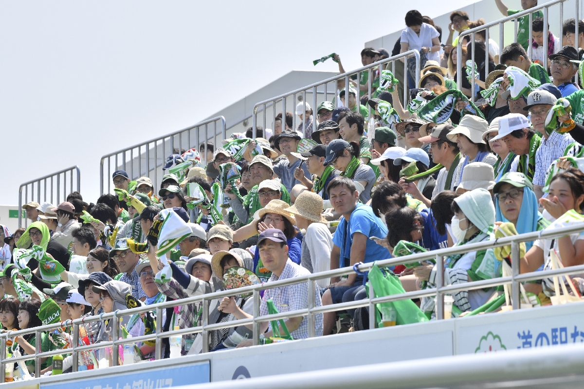 ヴァンラーレ八戸の選手に声援を送るサポーターら。クラブ側はさらなる集客アップを目指す=8月、八戸市のダイハツスタジアム
