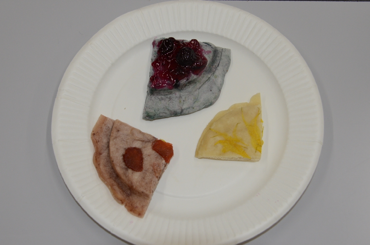八戸商業高の生徒が試作したカラフル南部せんべい