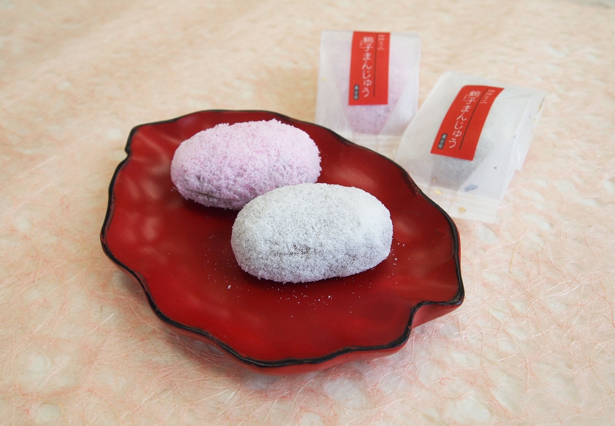 特別販売される「特撰紅白ミニ鶴子まんじゅう」(VISITはちのへ提供)