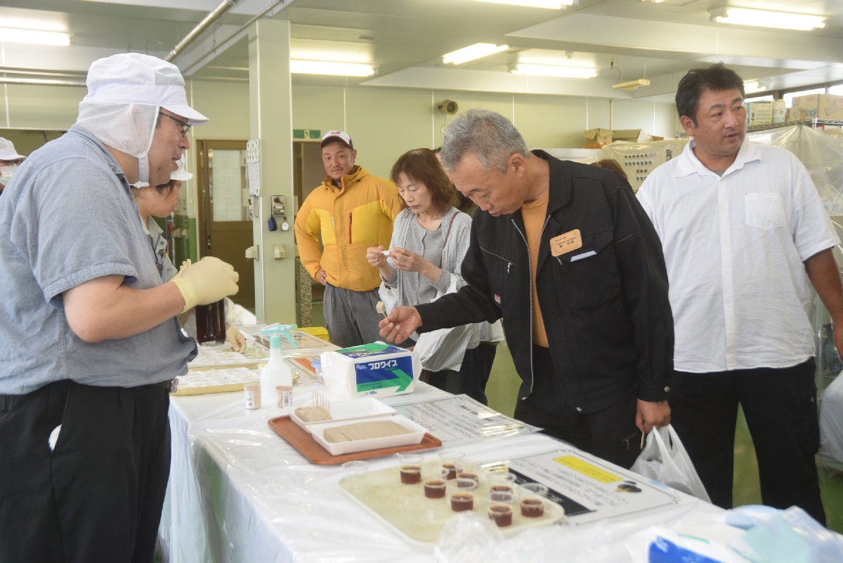 県産農産物を使った加工品を試食する参加者ら