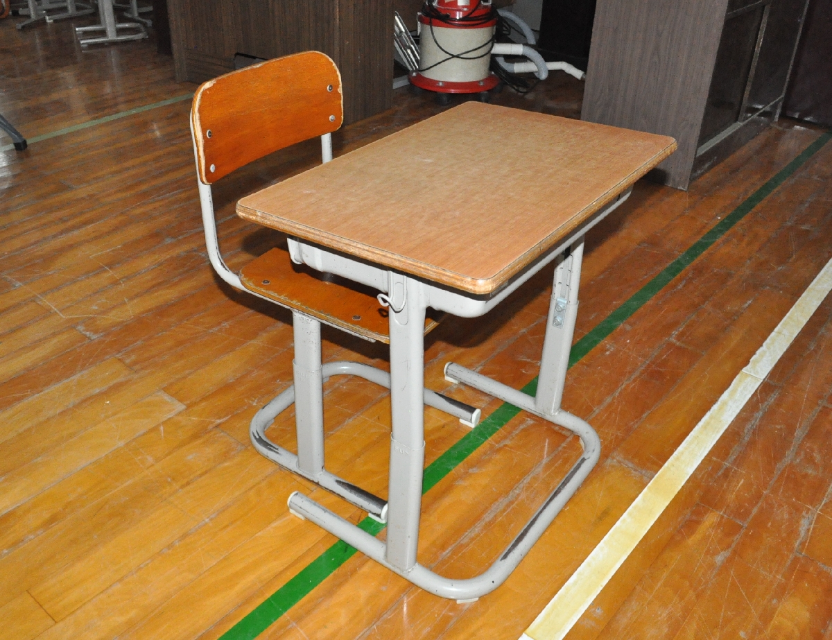 販売される閉校した小学校の机と椅子=6日、五戸町