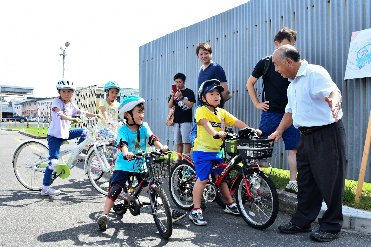 安全な自転車の乗り方を学ぶ子どもたち