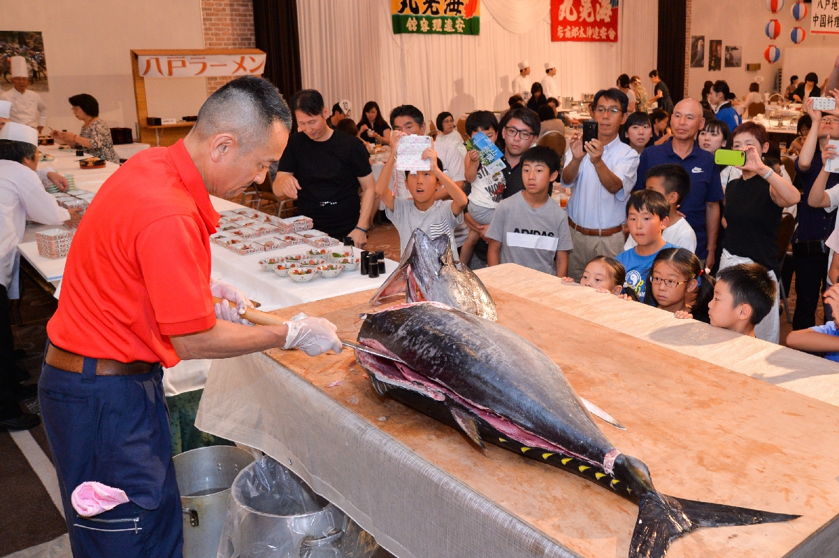 熱心にマグロの解体ショーを見詰める子どもたち