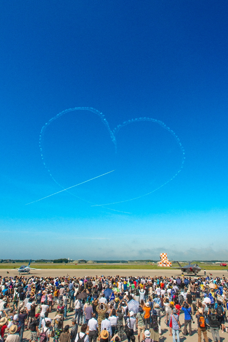 ブルーインパルスが青空に大きなハートマークを描き、会場を沸かせた