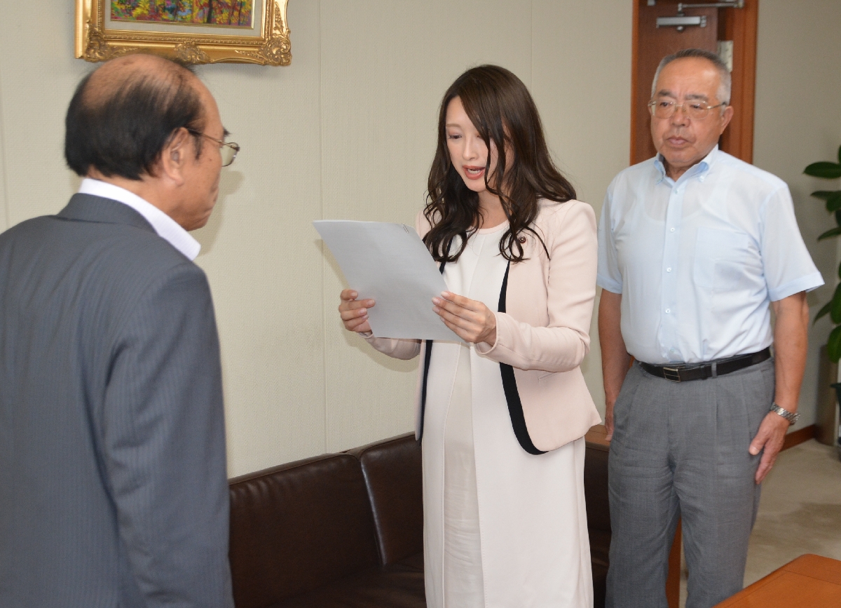 壬生八十博議長(左)に答申する藤川優里委員長(中央)と冷水保副委員長=10日、八戸市内