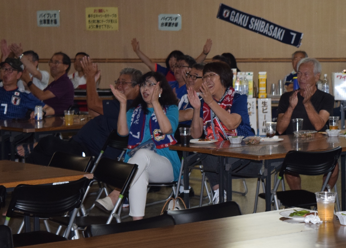 日本代表の先制ゴールに沸く野辺地町のファン=10日午後9時35分ごろ、野辺地町中央公民館