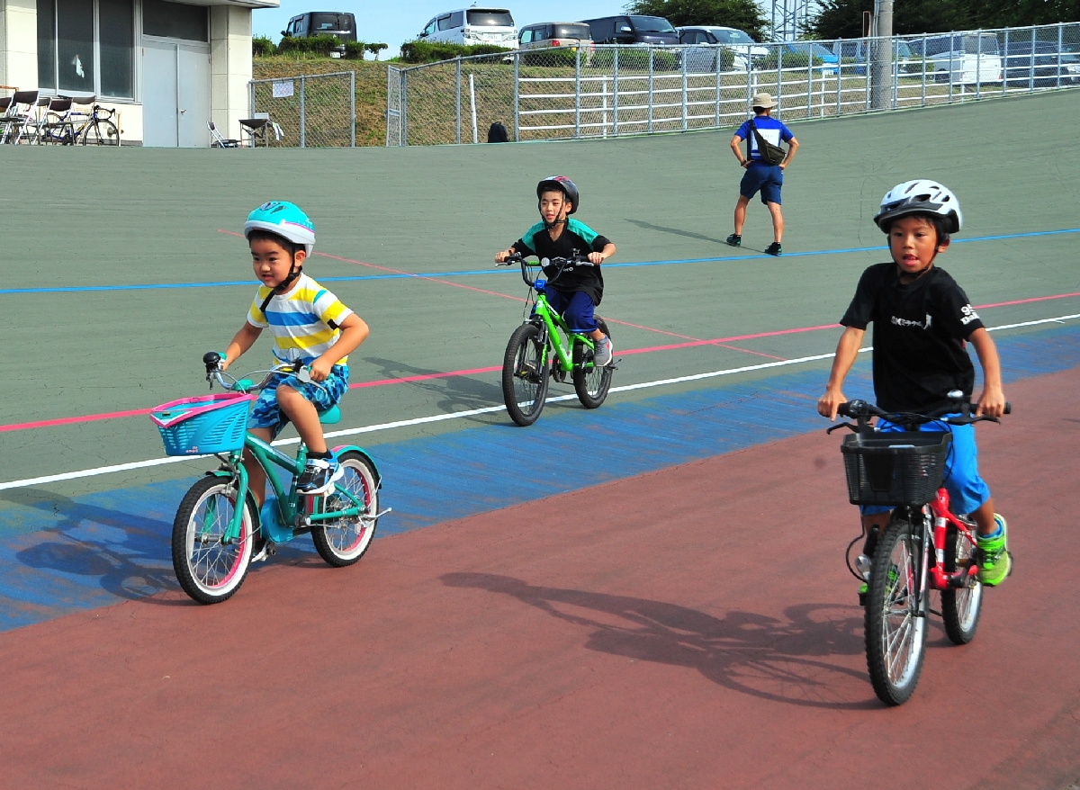 バンクの上を自転車で軽快に走る参加者