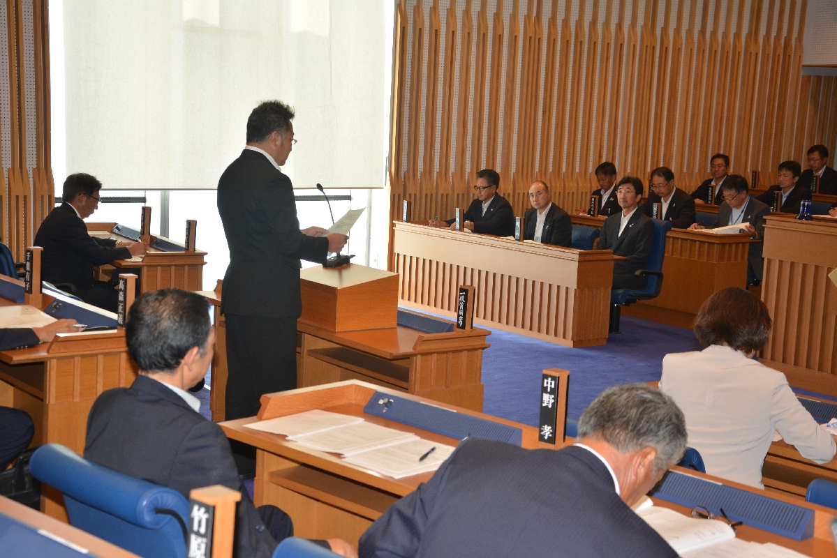 7月の補欠選挙後初めての一般質問。公選法違反事件についても取り上げられた=10日、三戸町議会