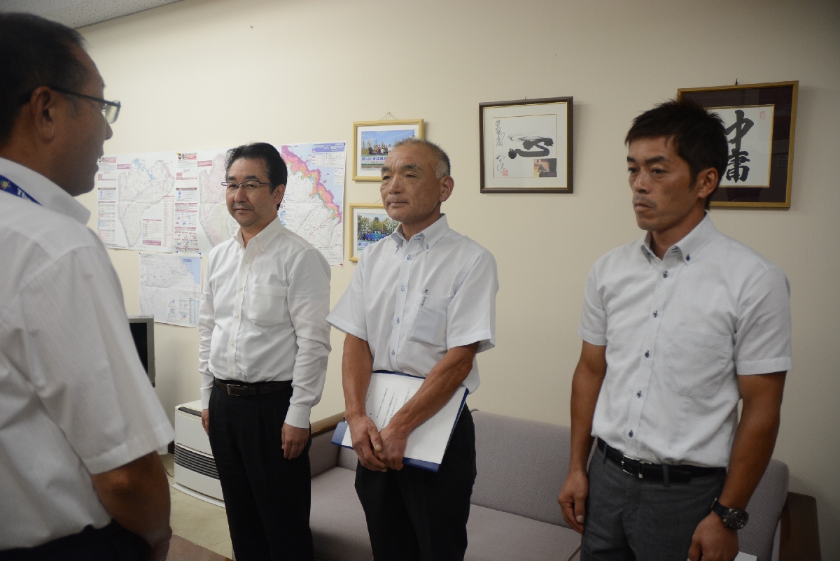 統合を進めるよう意見集約したことを丸岡博教育長(左)に伝える3小学校のPTA会長=11日、階上町役場
