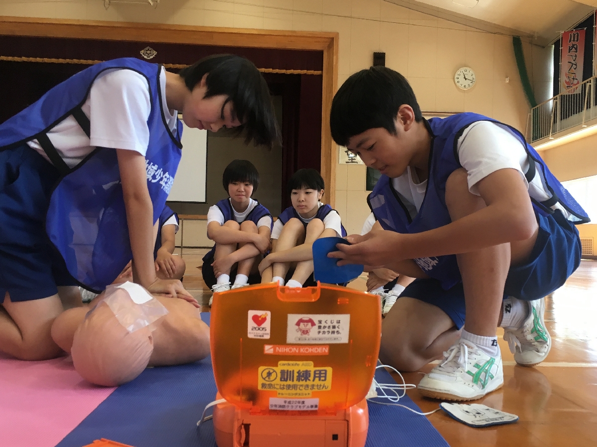 救命技術を身に付ける川内中の生徒