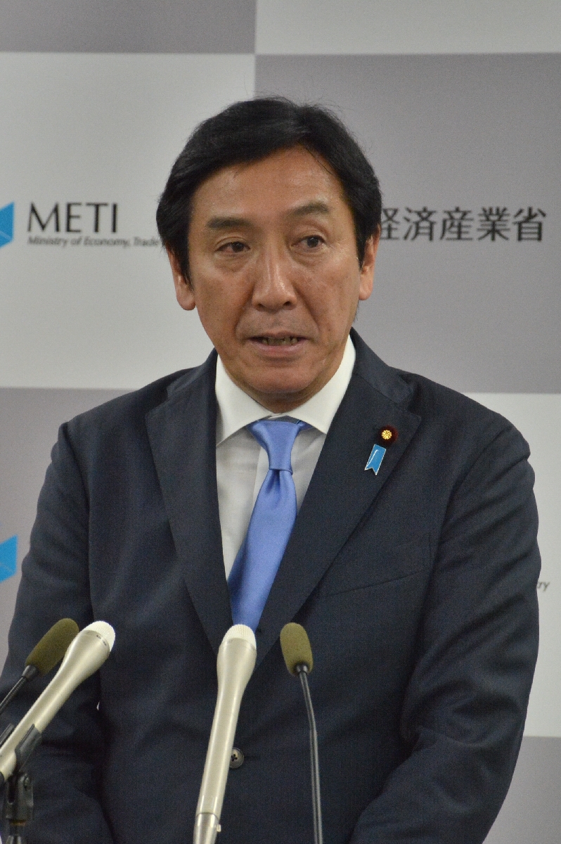 就任の記者会見をする菅原一秀経済産業相=11日、経産省
