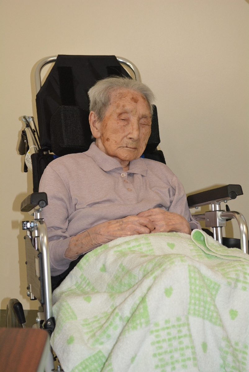 青森県内で女性最高齢となった小笠原スヱさん=13日、八戸市