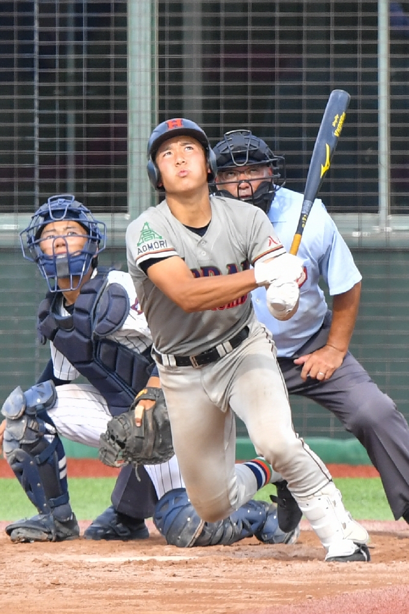 【青森商業-八工大一】5回八工大一無死満塁、澤口仁誉が左中間に二点適時打を放ち逆転する=16日、はるか夢球場