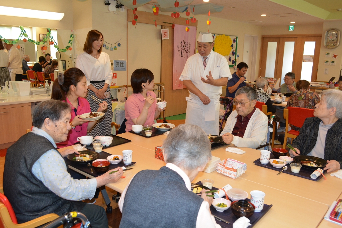 高齢者も安心して楽しめる食事を提供した城前孝史店主(右から5人目)=9月25日、八戸市