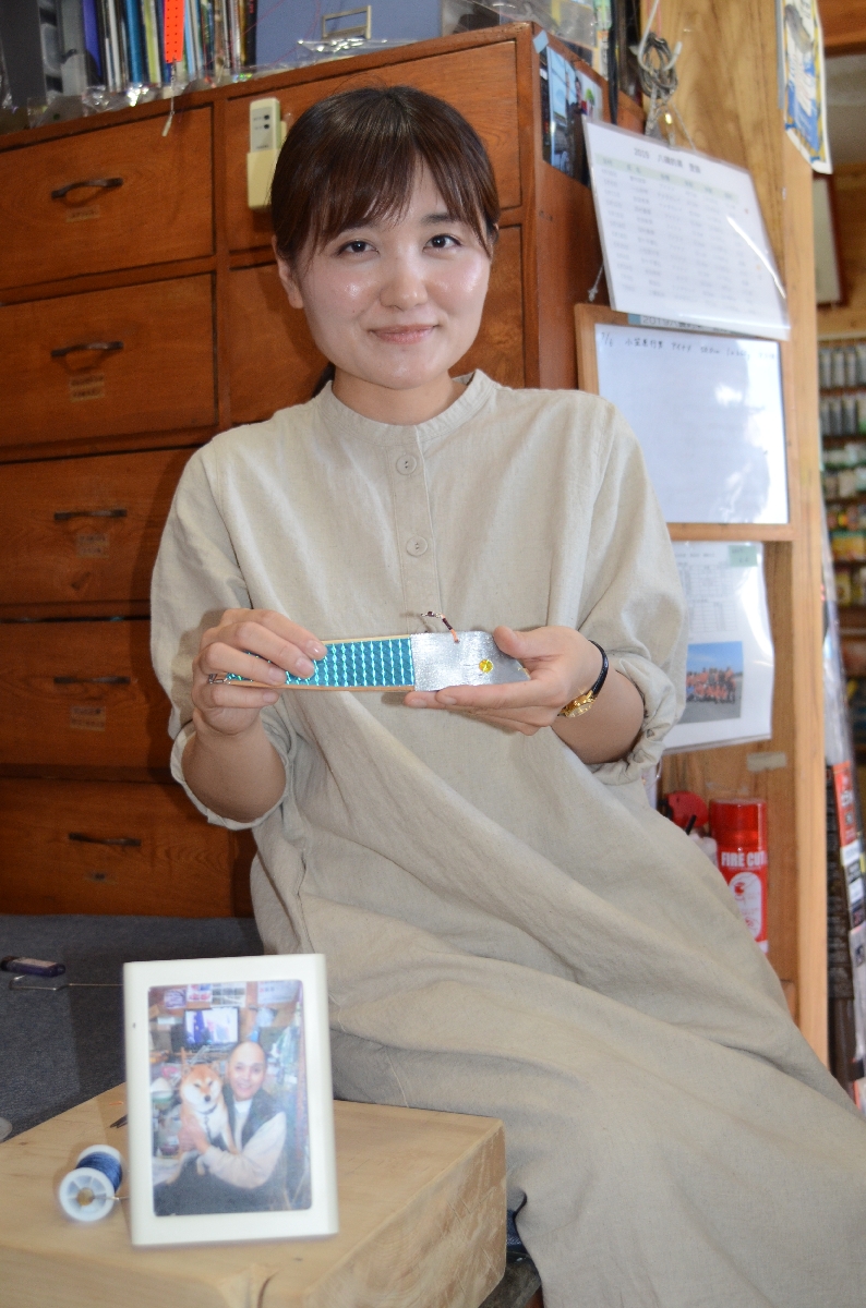 川口紗知子さんの挑戦は始まったばかり。亡き父の定位置で、その背中を追い続ける=9月、八戸市