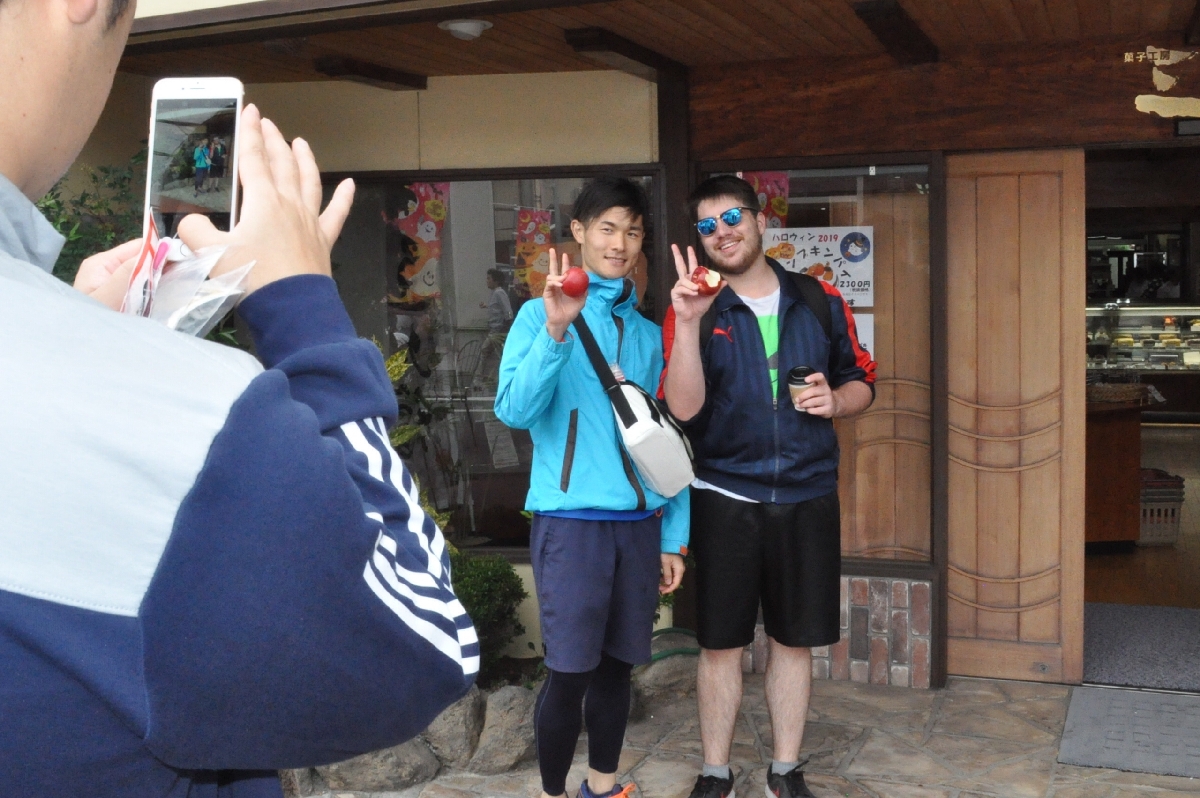 チェックポイントで写真を撮影する参加者