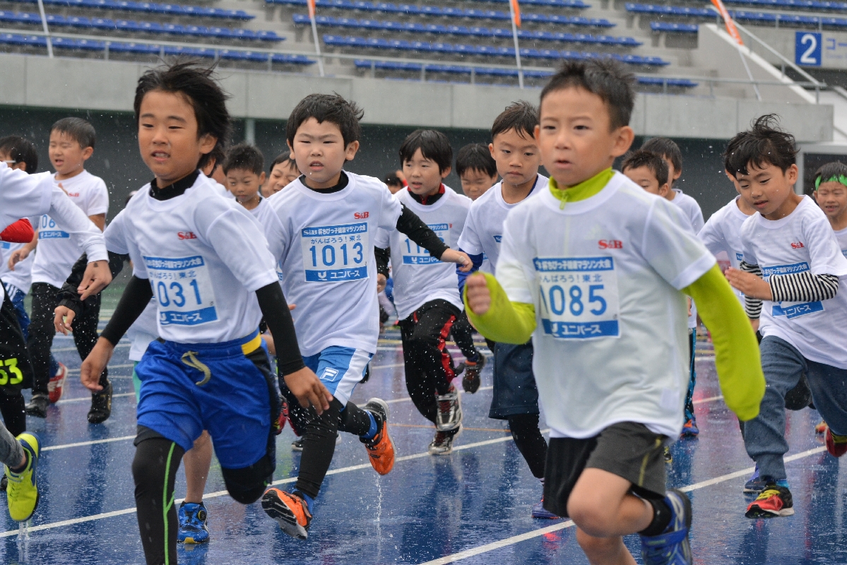 元気良くスタートする児童=12日、新青森県総合運動公園陸上競技場