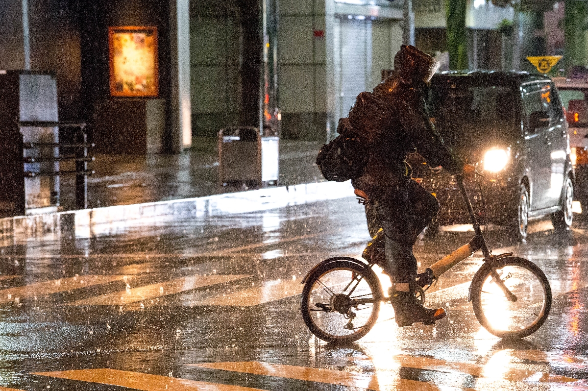 八戸市中心街では、台風19号の接近で雨が強まった=12日午後7時半ごろ