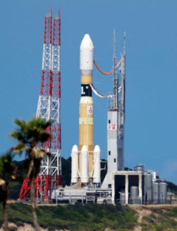 発射台の火災が鎮火し、損傷などの調査が行われたH2Bロケット=11日午後1時23分、鹿児島県の種子島宇宙センター