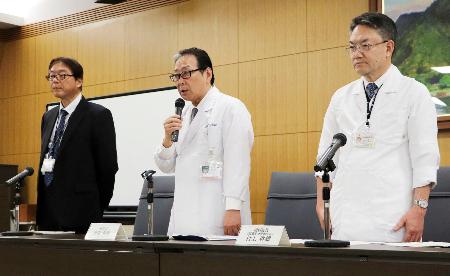 記者会見する岐阜大病院の吉田和弘病院長(中央)ら=11日午後、岐阜市