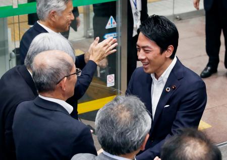 就任記者会見後に、環境省で職員らに迎えられる小泉進次郎環境相(右)=11日夜、東京・霞が関