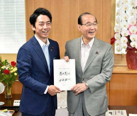 前任の原田義昭氏(右)から引き継ぎを受ける小泉環境相=12日午前、環境省