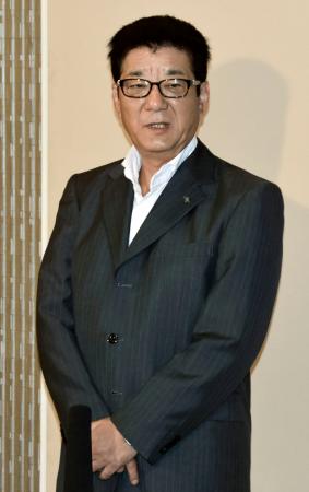 記者団の取材に応じる大阪維新の会代表の松井一郎大阪市長=12日午前