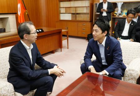 福島県庁で内堀雅雄知事(左)と会談する小泉環境相=12日午後