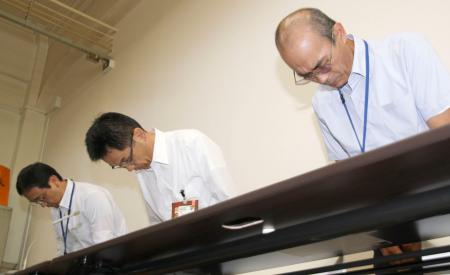 岡山理科大獣医学部の施設整備費補助金関係文書の開示ミスについて謝罪する愛媛県の担当者ら=12日午後、愛媛県庁