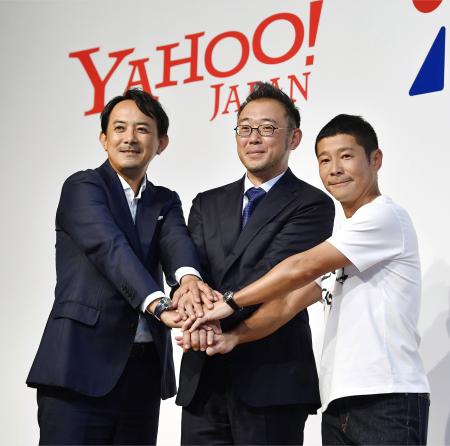 ヤフーのZOZO買収で記者会見し、握手する(左から)ヤフーの川辺健太郎社長、ZOZOの沢田宏太郎社長、前沢友作前社長=12日午後、東京都内