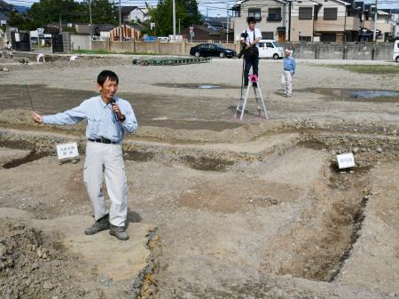 発掘調査で見つかった、平安京の「九条大路」の側溝(右下)や路面=12日午後、京都市南区