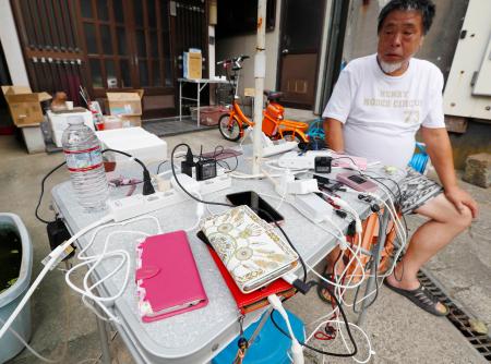 台風15号による影響で停電が続く中、住民がガソリンと発電機を工面し設置した、携帯電話の充電所=12日午後、千葉県鋸南町