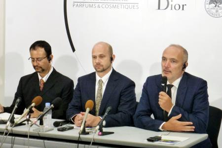 記者会見する、京都大iPS細胞研究所とパルファン・クリスチャン・ディオールの担当者=12日午後、京都市
