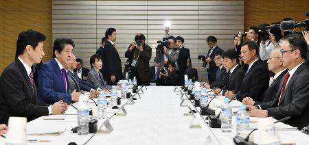 首相官邸で開かれた全世代型社会保障検討会議。左から2人目は安倍首相=11月