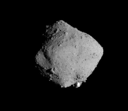 探査機はやぶさ2が、11月13日の出発直後に撮影した小惑星りゅうぐう(JAXAなど提供)