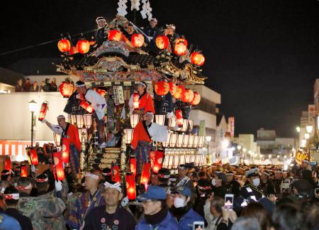 秩父夜祭で街を練り歩く山車=3日夜、埼玉県秩父市