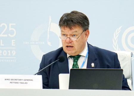 COP25の会場で記者会見するWMOのターラス事務局長=3日、マドリード(共同)