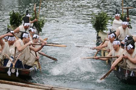 船が速さを競い、水を掛け合う「諸手船神事」=3日、松江市