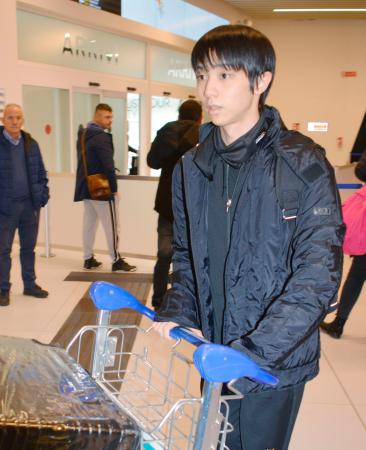 フィギュアスケートのグランプリファイナルの開催地トリノに到着した羽生結弦=3日(共同)