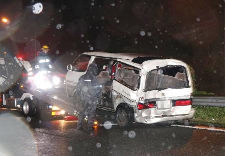 東名高速道路下り線の事故で移動される車両=神奈川県大井町(車のナンバーを画像加工しています)
