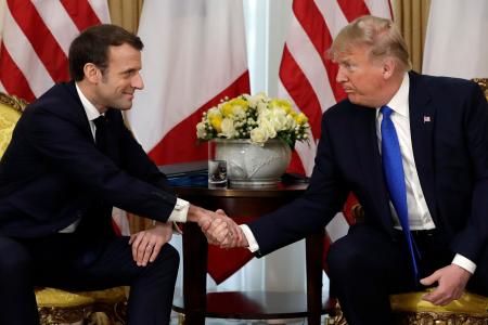 3日、ロンドンで会談するフランスのマクロン大統領(左)とトランプ米大統領(AP=共同)