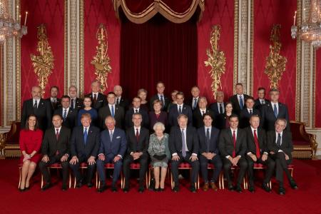 ロンドンのバッキンガム宮殿での歓迎式典で、エリザベス英女王(前列中央)との集合写真に納まるNATO加盟国の各国首脳ら=3日(ロイター=共同)