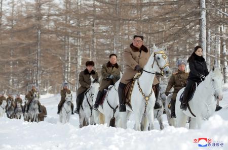 白頭山を視察した北朝鮮の金正恩朝鮮労働党委員長(朝鮮中央通信=共同)